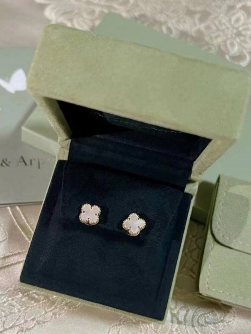 💫 Van Cleef & Arpels White Earrings